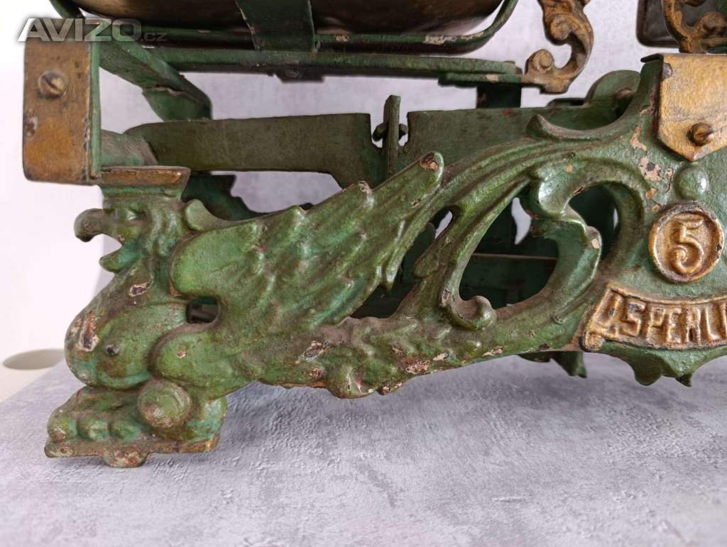 Foto inzerátu Starožitná figurální litinová váha Draci J.Sperling 5 Kg značení na zakladně rok 1936.