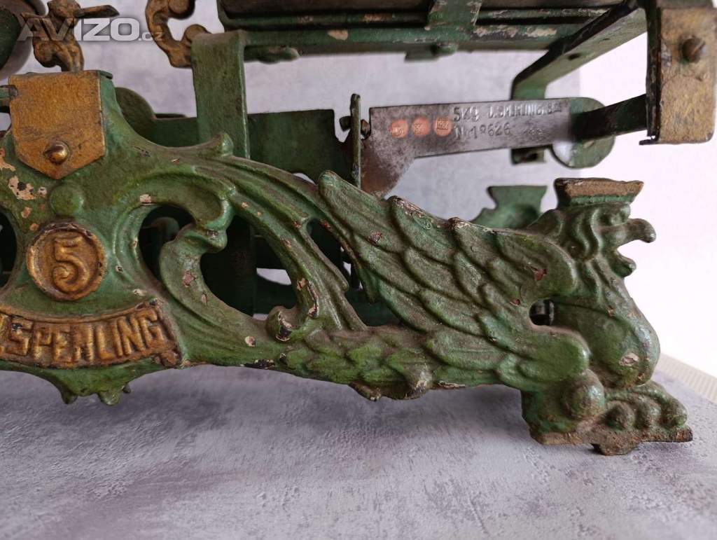 Foto inzerátu Starožitná figurální litinová váha Draci J.Sperling 5 Kg značení na zakladně rok 1936.