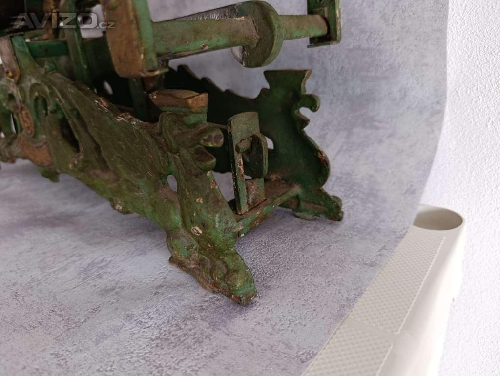 Foto inzerátu Starožitná figurální litinová váha Draci J.Sperling 5 Kg značení na zakladně rok 1936.