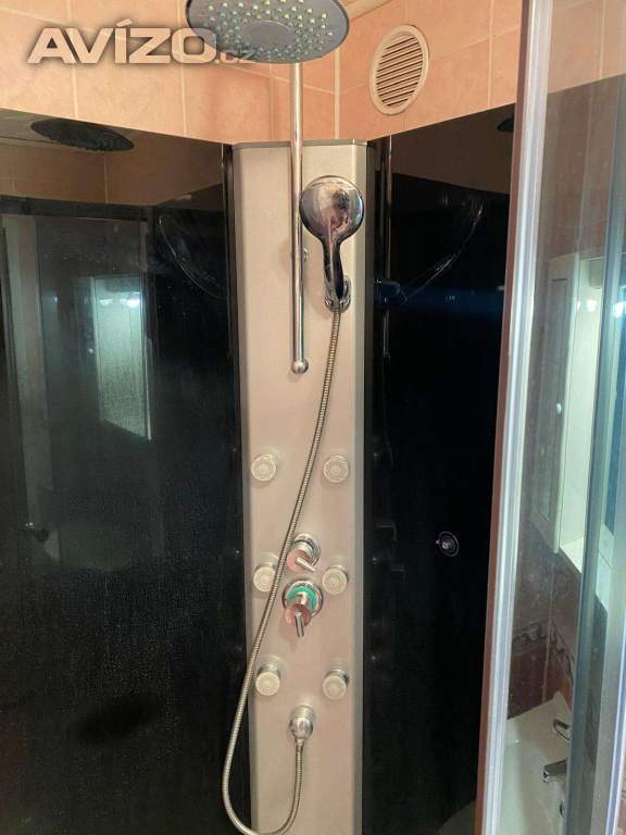 Hydromasážní sprchový box s integrovaným sprchovým panelem