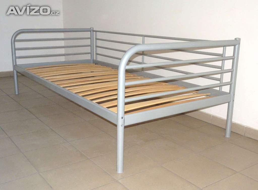 Foto inzerátu Kvalitní, pevná kovová postel s lanelovým roštem.