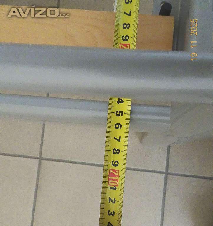 Foto inzerátu Kvalitní, pevná kovová postel s lanelovým roštem.