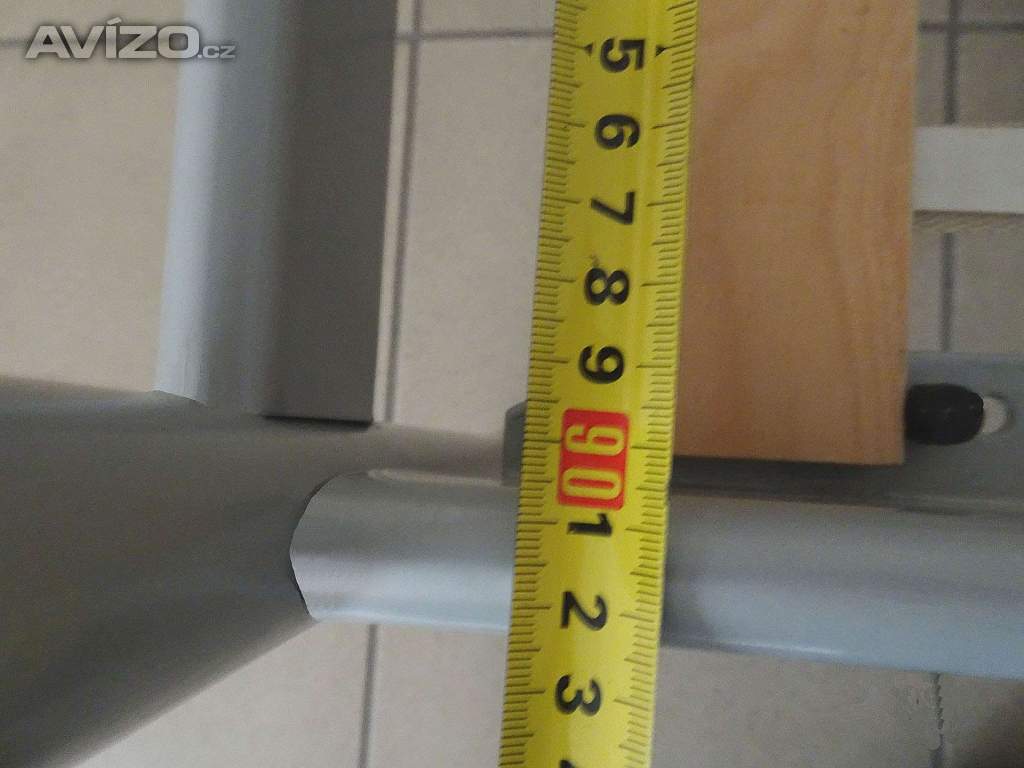 Foto inzerátu Kvalitní, pevná kovová postel s lanelovým roštem.