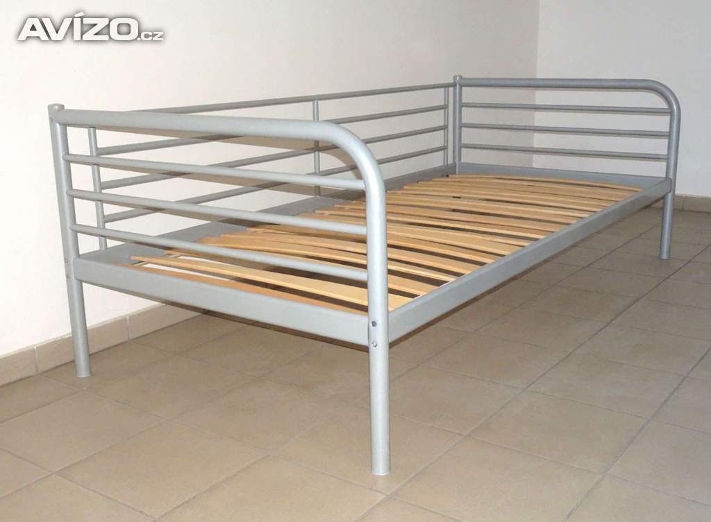 Foto inzerátu Kvalitní, pevná kovová postel s lanelovým roštem.