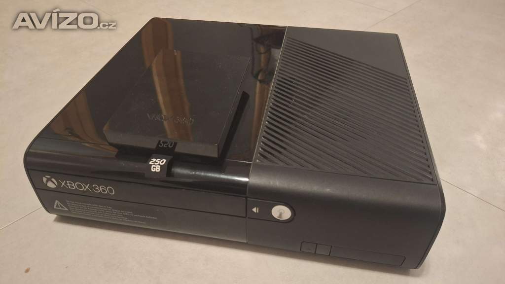 Xbox 360 E – 250GB, 4 ovladače, kinect, 40+ her