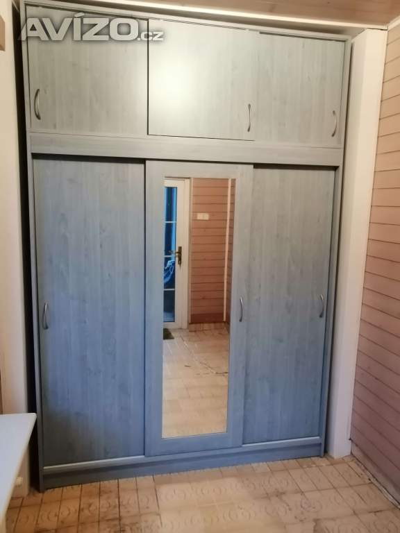 Šatní a policová skříň s nádstavbou