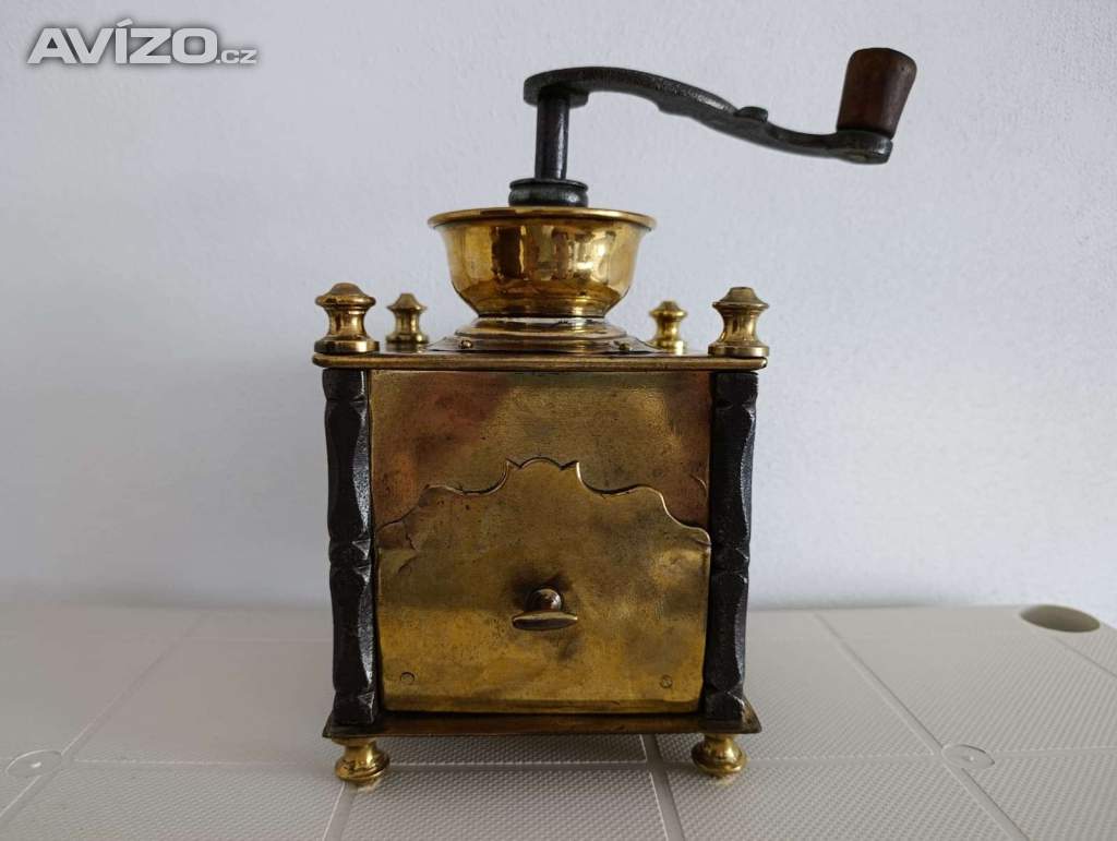 Krásný starožitný kavomlýnek s mosazi, ručně kované sloupky.