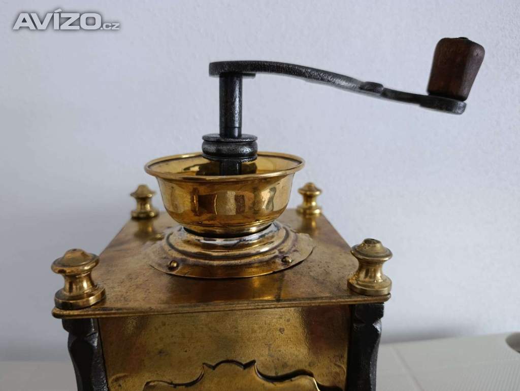 Foto inzerátu Krásný starožitný kavomlýnek s mosazi, ručně kované sloupky.