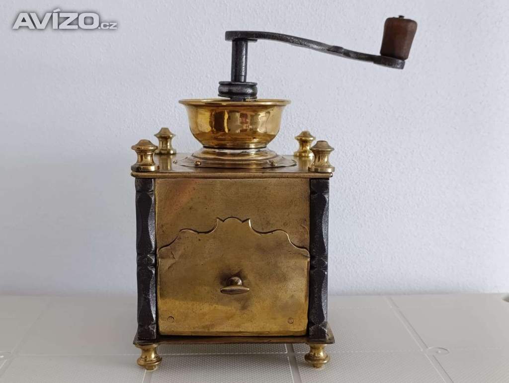 Foto inzerátu Krásný starožitný kavomlýnek s mosazi, ručně kované sloupky.