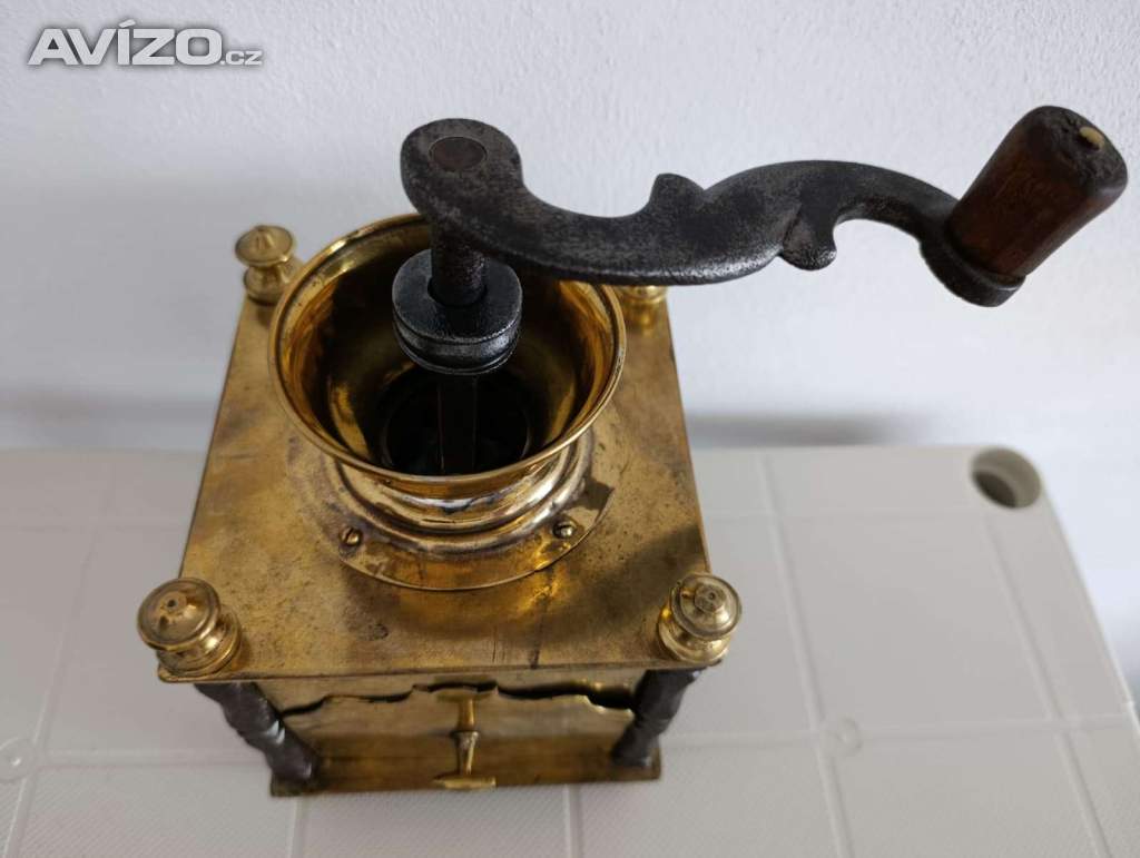 Foto inzerátu Krásný starožitný kavomlýnek s mosazi, ručně kované sloupky.