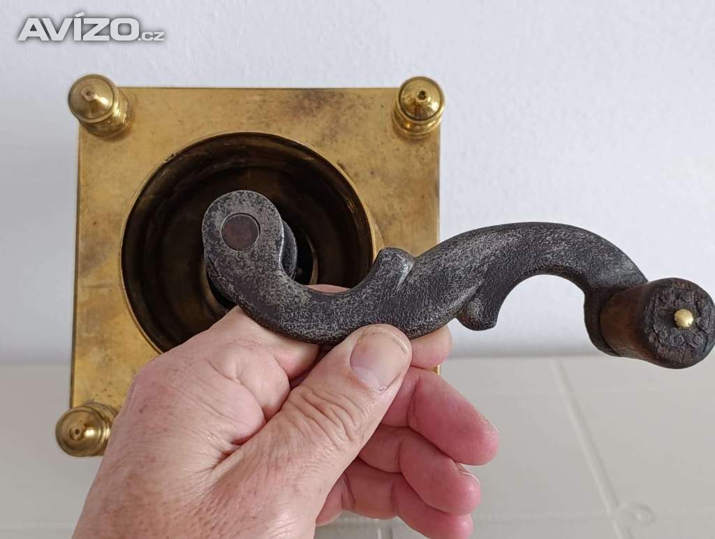 Foto inzerátu Krásný starožitný kavomlýnek s mosazi, ručně kované sloupky.