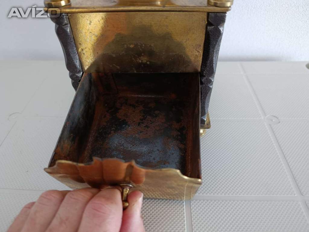Foto inzerátu Krásný starožitný kavomlýnek s mosazi, ručně kované sloupky.