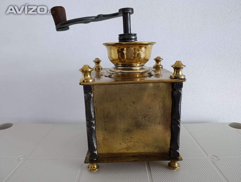 Foto inzerátu Krásný starožitný kavomlýnek s mosazi, ručně kované sloupky.