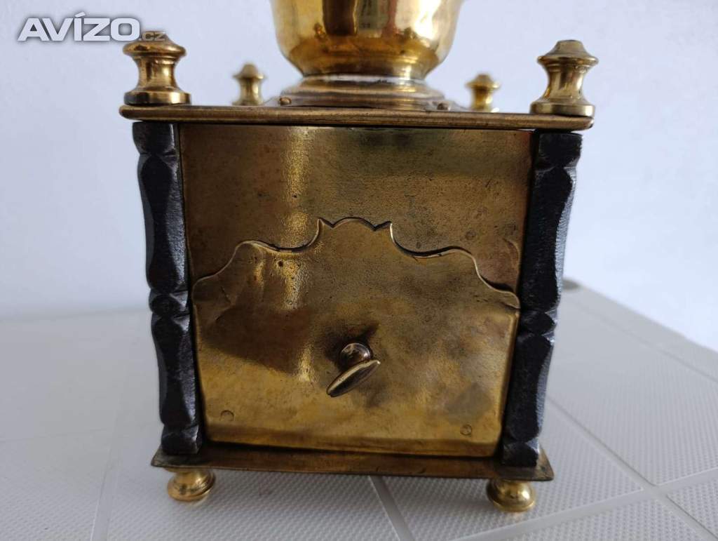 Foto inzerátu Krásný starožitný kavomlýnek s mosazi, ručně kované sloupky.