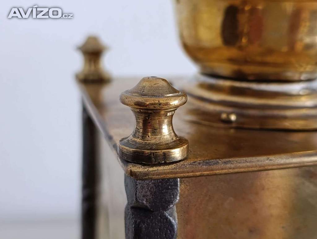 Foto inzerátu Krásný starožitný kavomlýnek s mosazi, ručně kované sloupky.
