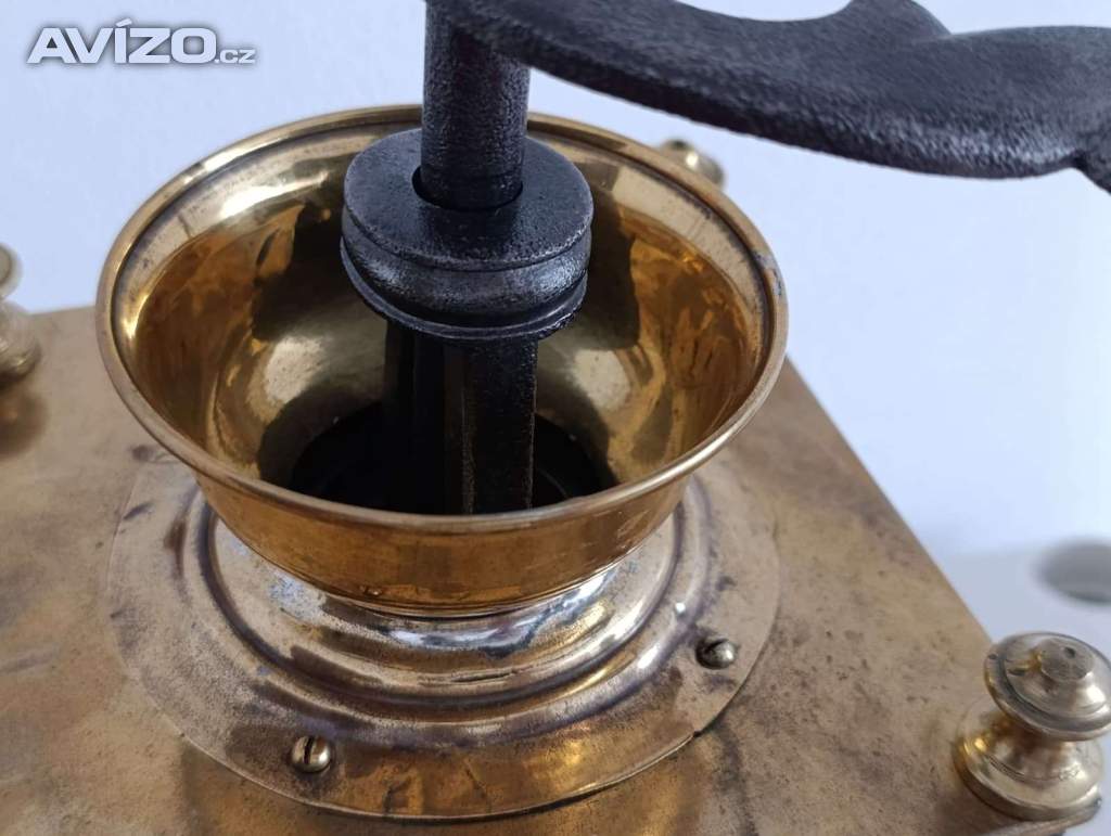 Foto inzerátu Krásný starožitný kavomlýnek s mosazi, ručně kované sloupky.