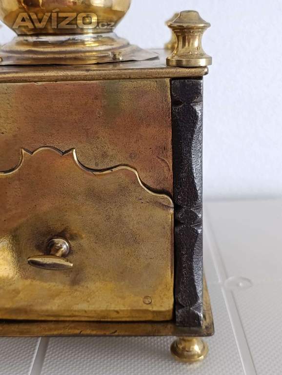 Foto inzerátu Krásný starožitný kavomlýnek s mosazi, ručně kované sloupky.