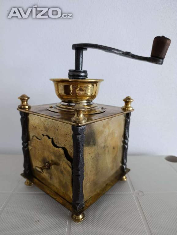 Foto inzerátu Krásný starožitný kavomlýnek s mosazi, ručně kované sloupky.