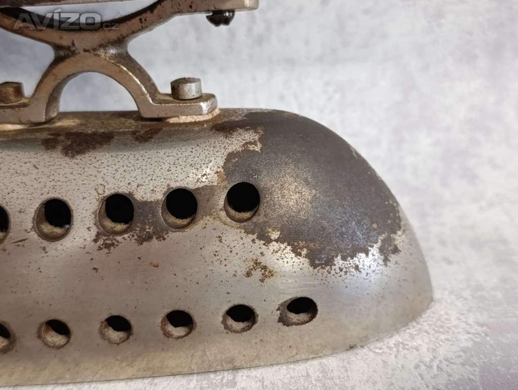 Foto inzerátu Velmi stará lihová žehlička OMEGA   - D.R.G.M