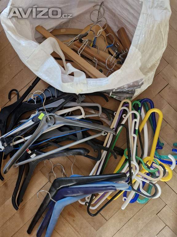 Větší množství ramínek. Klasická, retro i na kalhoty.