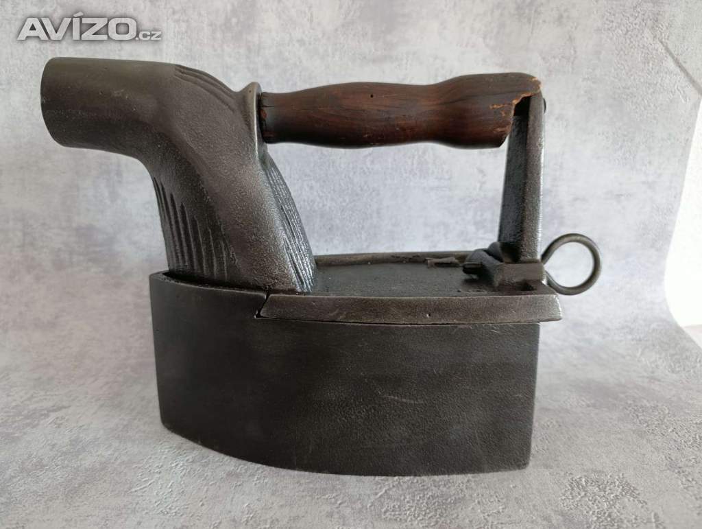 tará velká orig. atypická žehlička s komínem do sbírky