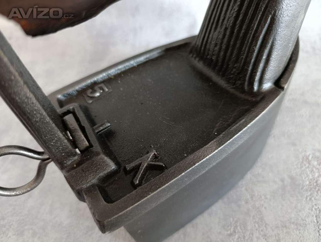 Foto inzerátu tará velká orig. atypická žehlička s komínem do sbírky