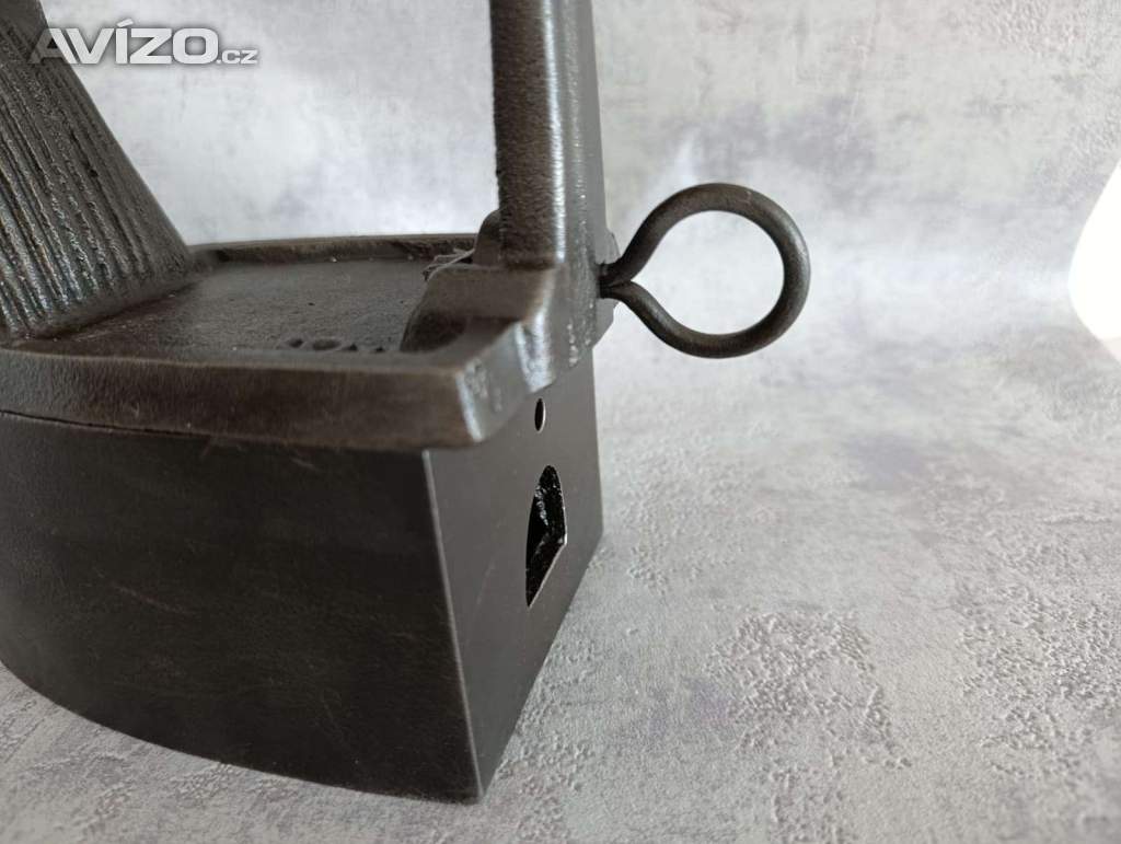 Foto inzerátu tará velká orig. atypická žehlička s komínem do sbírky