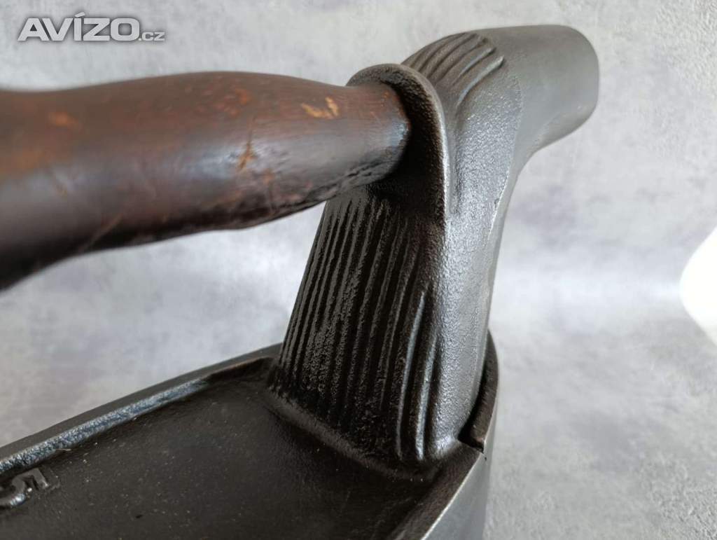 Foto inzerátu tará velká orig. atypická žehlička s komínem do sbírky