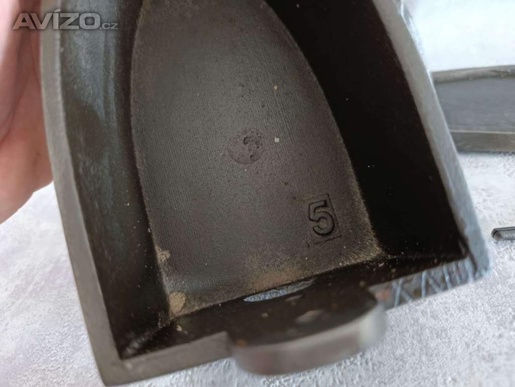 Foto inzerátu tará velká orig. atypická žehlička s komínem do sbírky