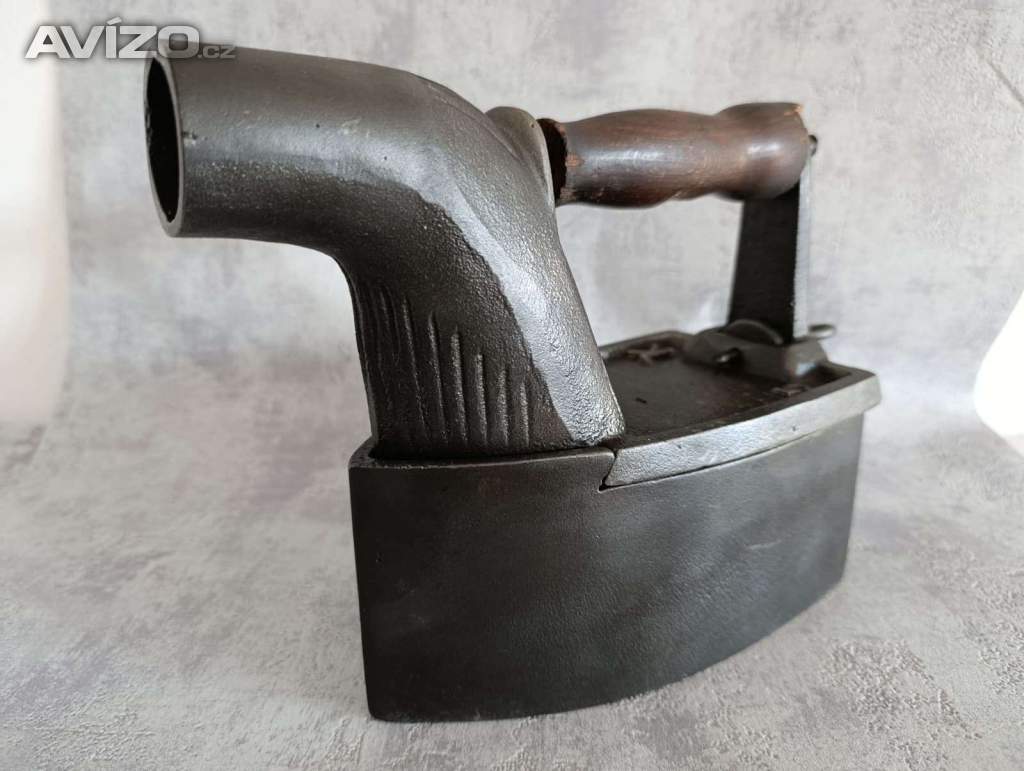 Foto inzerátu tará velká orig. atypická žehlička s komínem do sbírky