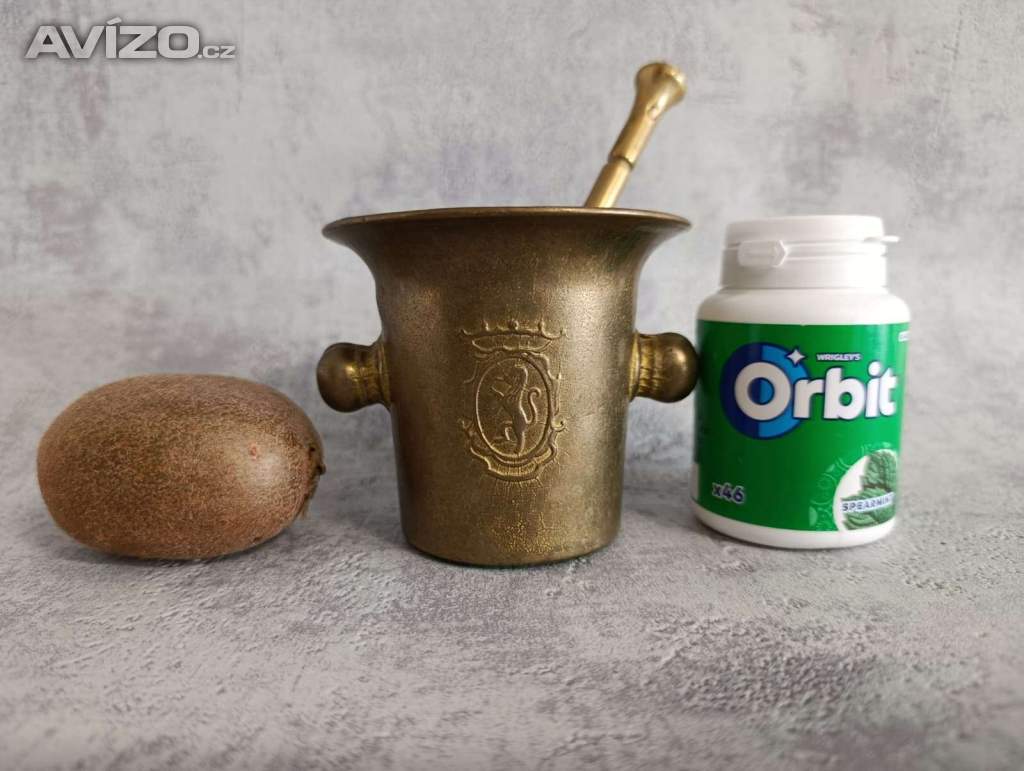 Foto inzerátu Starý malý mosazný hmoždíř se lvem a tloukem