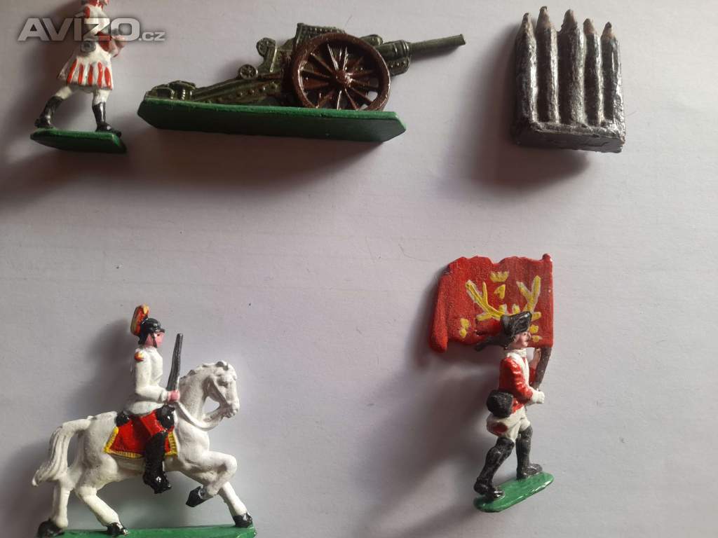 Foto inzerátu Cínové figurky - vojáčci, indiáni, rytíři a další