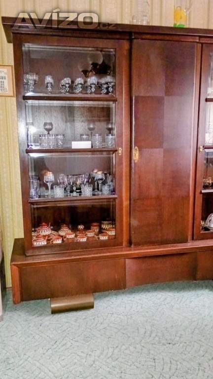 prosklená skříň, vitrína, knihovna 