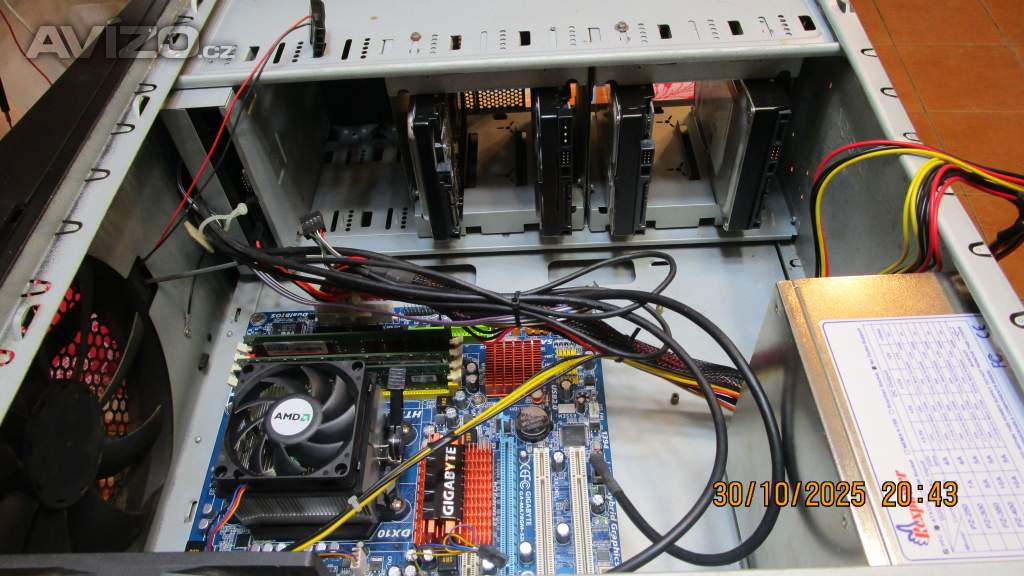 5x HDD plus PC skříň zdarma