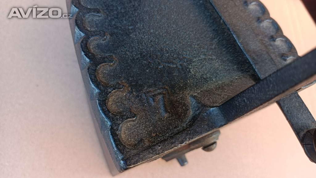 Foto inzerátu Krásná a velmi stará žehlička s komínem komínová do sbírky