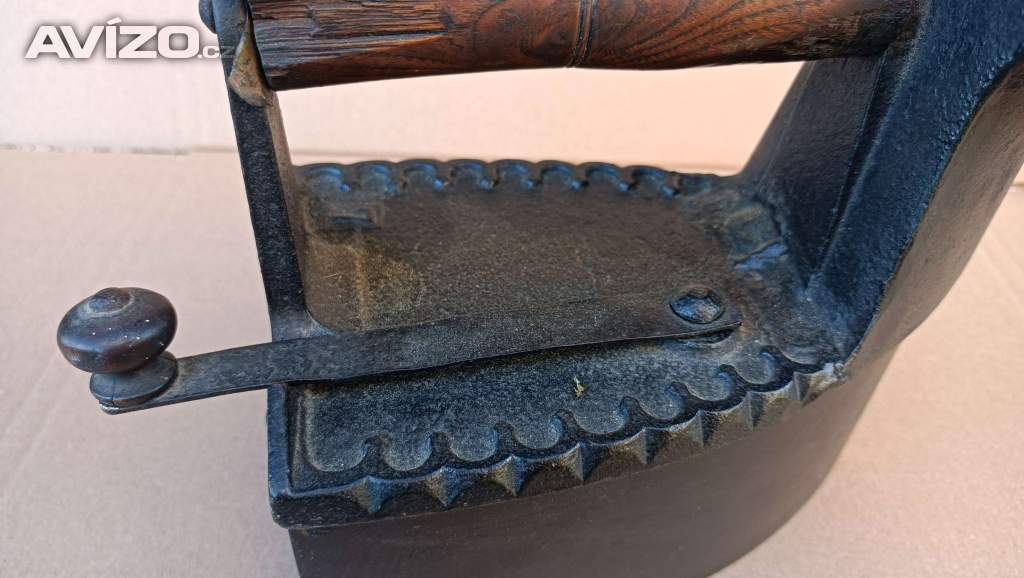 Foto inzerátu Krásná a velmi stará žehlička s komínem komínová do sbírky