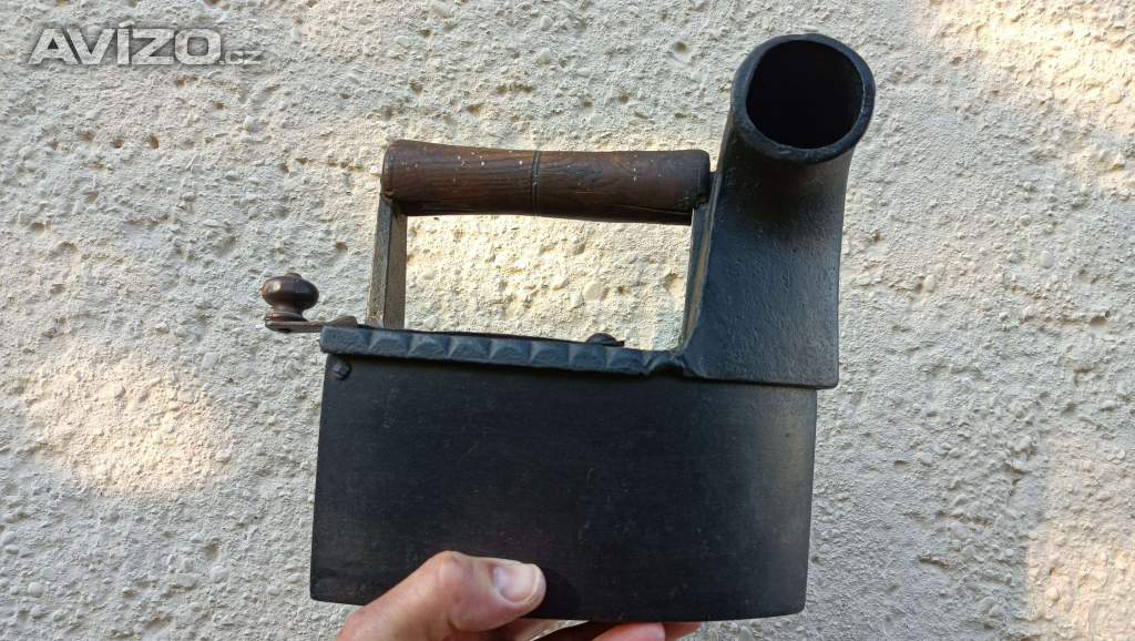 Foto inzerátu Krásná a velmi stará žehlička s komínem komínová do sbírky