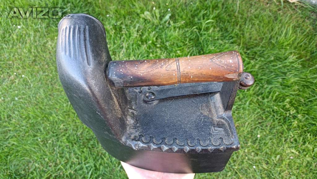 Foto inzerátu Krásná a velmi stará žehlička s komínem komínová do sbírky