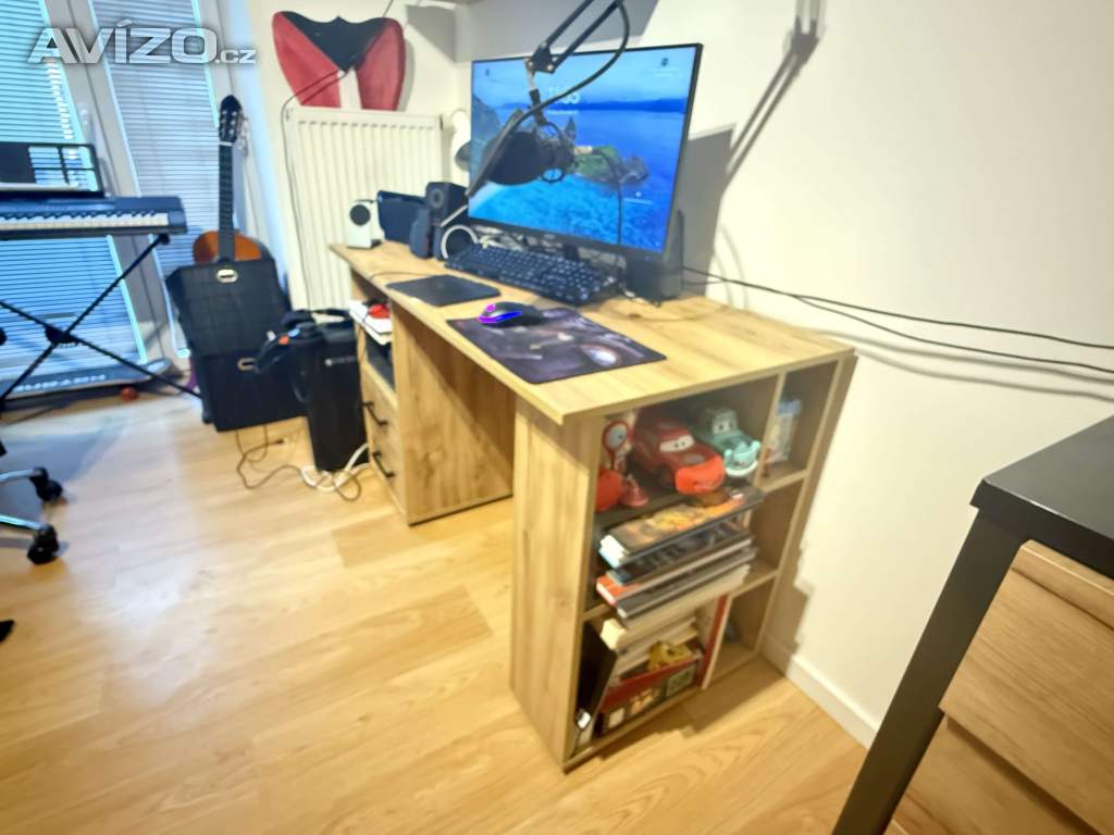 Postel i s psacím stolem 2000