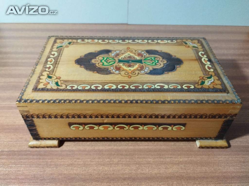 Dřevěná šperkovnice + bižuterie