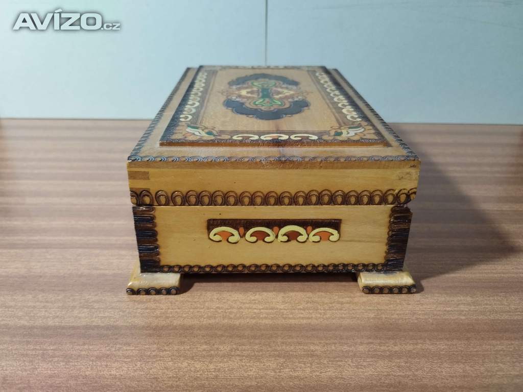 Foto inzerátu Dřevěná šperkovnice + bižuterie