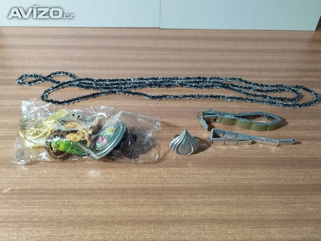 Foto inzerátu Dřevěná šperkovnice + bižuterie