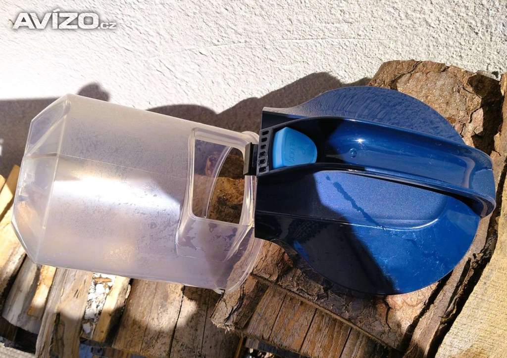 Foto inzerátu Jako nový - malý vysavač BEZSÁČKOVÝ