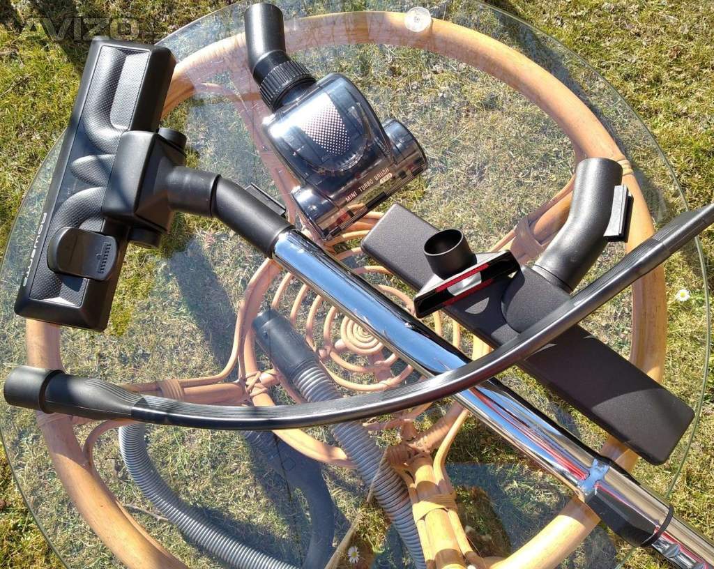 Foto inzerátu Jako nový - malý vysavač BEZSÁČKOVÝ