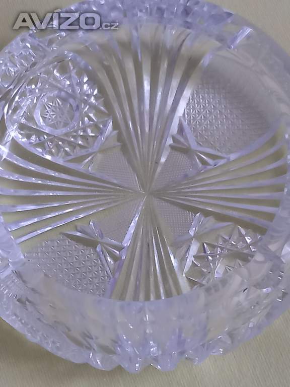 Starý broušený popelník