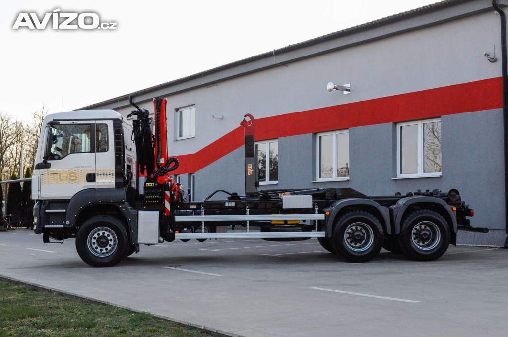Foto inzerátu 6X4 MAN TGS 33.400 HÁKOVÝ NOSIČ KONTEJNERŮ + HYDRAULICKÁ RUKA