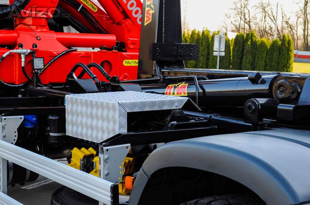 Foto inzerátu 6X4 MAN TGS 33.400 HÁKOVÝ NOSIČ KONTEJNERŮ + HYDRAULICKÁ RUKA