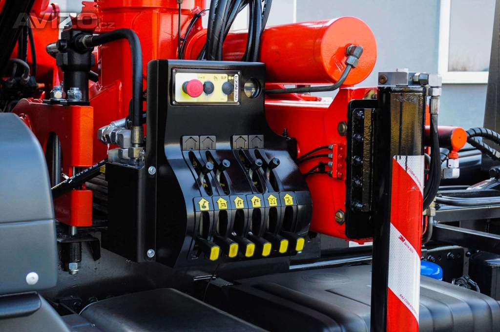 Foto inzerátu 6X4 MAN TGS 33.400 HÁKOVÝ NOSIČ KONTEJNERŮ + HYDRAULICKÁ RUKA