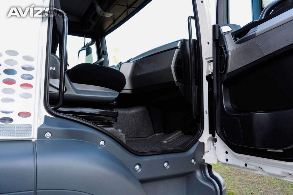 Foto inzerátu 6X4 MAN TGS 33.400 HÁKOVÝ NOSIČ KONTEJNERŮ + HYDRAULICKÁ RUKA