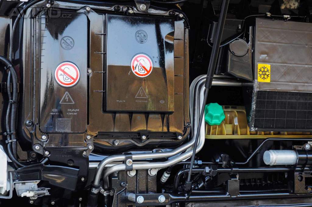 Foto inzerátu 6X4 MAN TGS 33.400 HÁKOVÝ NOSIČ KONTEJNERŮ + HYDRAULICKÁ RUKA
